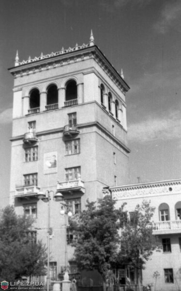 Башня находится практически в центре города на возвышении в районе остановки «Металлургов», фотография 1953 года