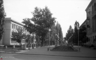 Улица Леонова и средняя школа №30 (слева)