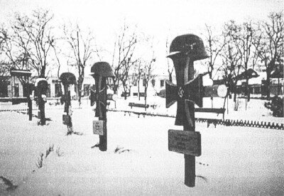 Находилось с 1941 по 1943 год в самом центре Запорожья. Здесь были похоронены герои третьего рейха. Сейчас это часть площади возле Свято-Покровского собора.