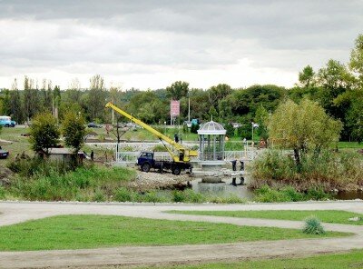 Установка моста в Вознесеновском парке, название которого "Мост к сердцу тёщи и свекрови"