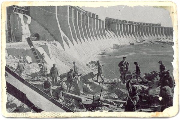 Восстановление плотины ДнепроГЭС (40-е годы)