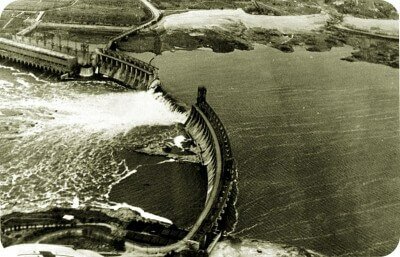 Плотина ДнепроГЭС после взрыва в 1941 году. Длина пролома - 175,5 м.