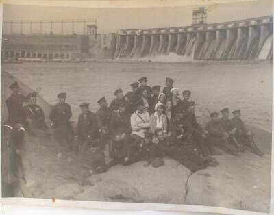 У плотины ДнепроГЭС, июль 1934 года - экскурсия