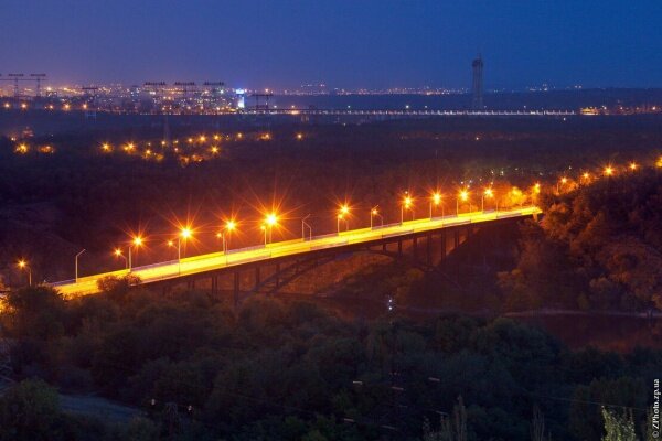 Вид с высоты на вечерний арочный мост