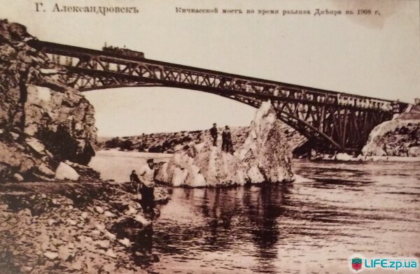 Кичкасский мост во время разлива Днепра