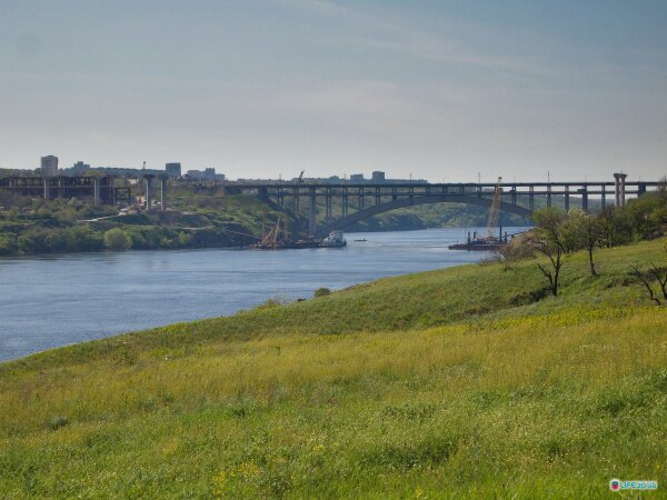 Вид с острова Хортица на малый одноарочный мост Преображенского
