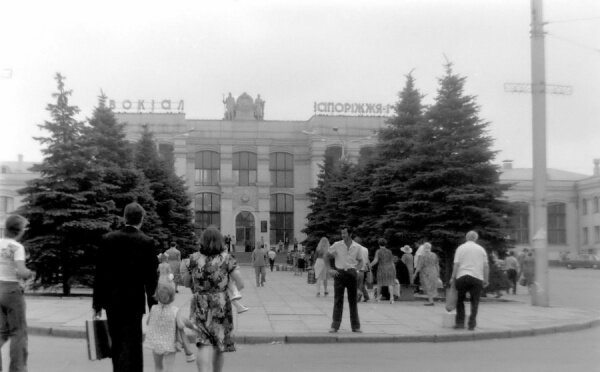 Хвойная аллея перед вокзалом «Запорожье-1»