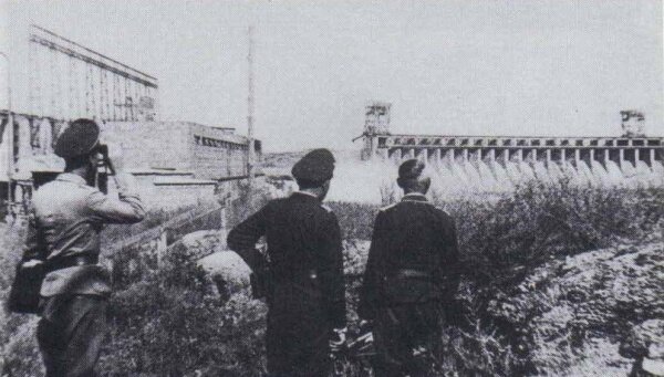 Немцы у плотины ДнепроГЭС, 1941 год.