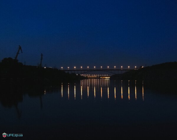 Ночной арочный мост через Днепр