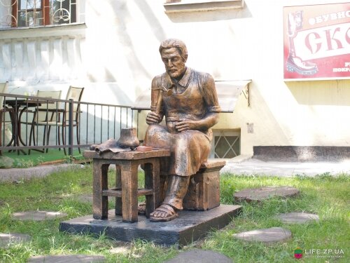 Скульптура сапожника на бульваре Шевченко