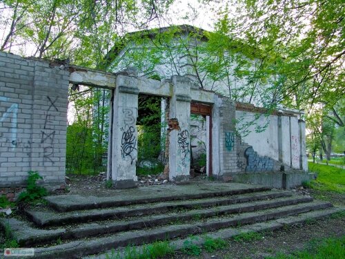 Заброшенный летний кинотеатр в парке Энергетиков