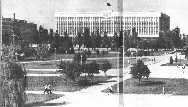 Площадь Октябрьская (70-е годы)