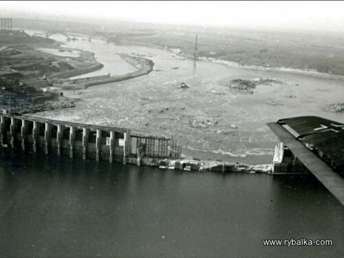 Плотина ДнепроГЭС после взрыва, 1941-1945 года