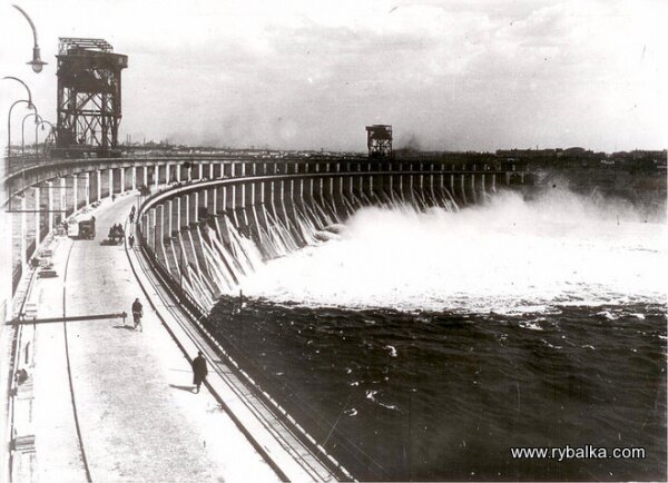 В 1969 году было начато строительство второй очереди гидроузла. ДнепроГЭС-2, запущенный в 1975 году, имеет мощность 828 МВт.