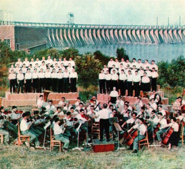 Симфонический оркестр на фоне ДнепроГЭС