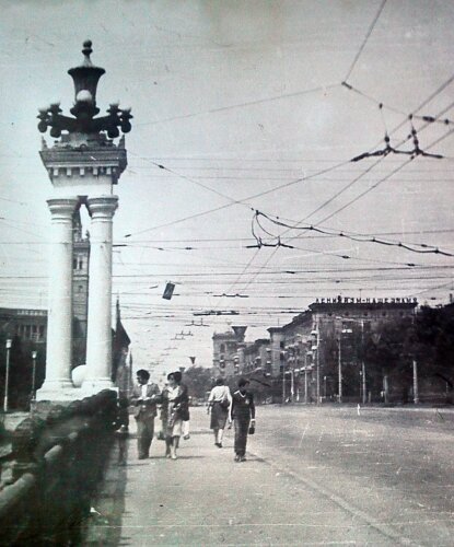 Мост над железной дорогой по проспекту Ленина в 1984 году. Район бывшей площади 12 апреля.