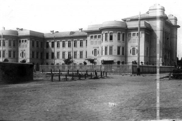 Город Александровск. Мужская гимназия (сейчас И корпус ЗНУ).