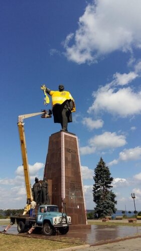 Памятник Ленину в городе Запорожье переодели в желто-голубую форму сборной Украины по футболу.