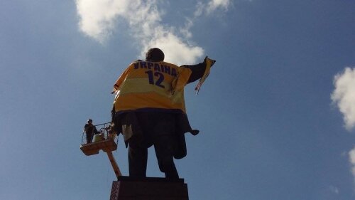 Памятник Ленину переодели в патриотические цвета