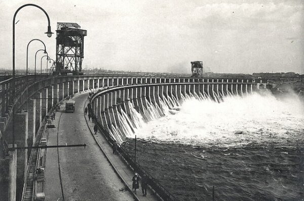 Плотина ДнепроГЭС в 30-е годы (1933 год)