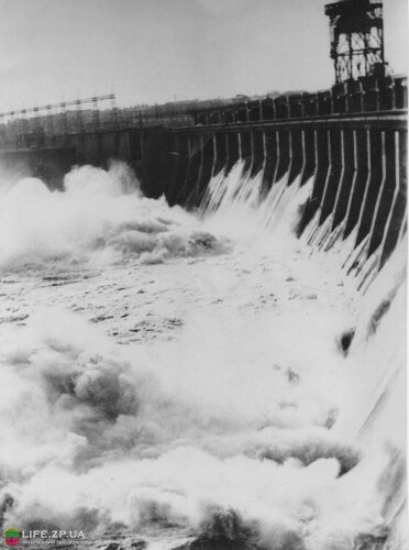 Спуск воды на плотине ДнепроГЭС в мае 1970-го года.