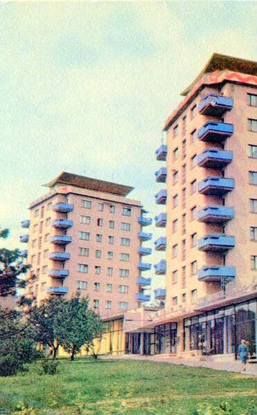 Транспортная площадь с видом на жилой комплекс "Три свечки" в 1969 году