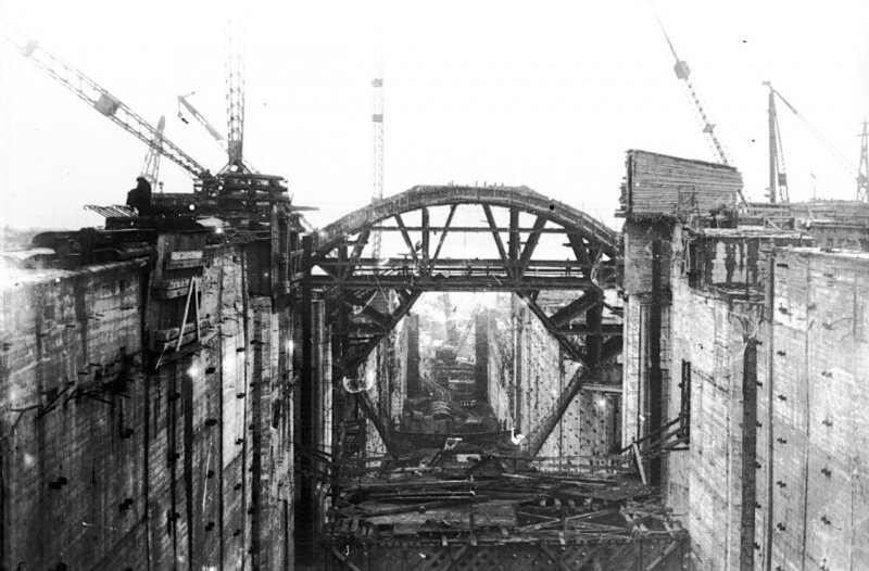 Общий вид строительства моста через шлюз для трамвайного сообщения. Репродукция. До 1941 год
