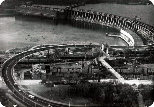 Ретро фотография плотины ДнепроГЭС (конец 70-х). Вид с высоты на плотину и эстакаду.