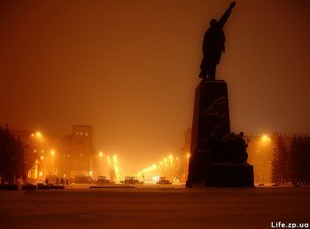 Ночная уборка снега на проспекте Ленина